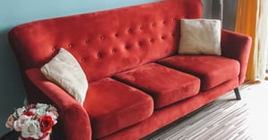 The red sofa as an Interior Star: How to Introduce This Colour into the Home?