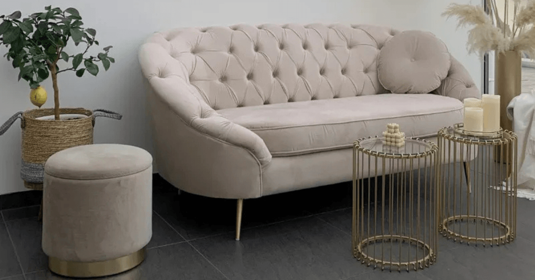 Modern Elegance: How to Combine Gold, Velvet, and Simple Forms in Glamour Style